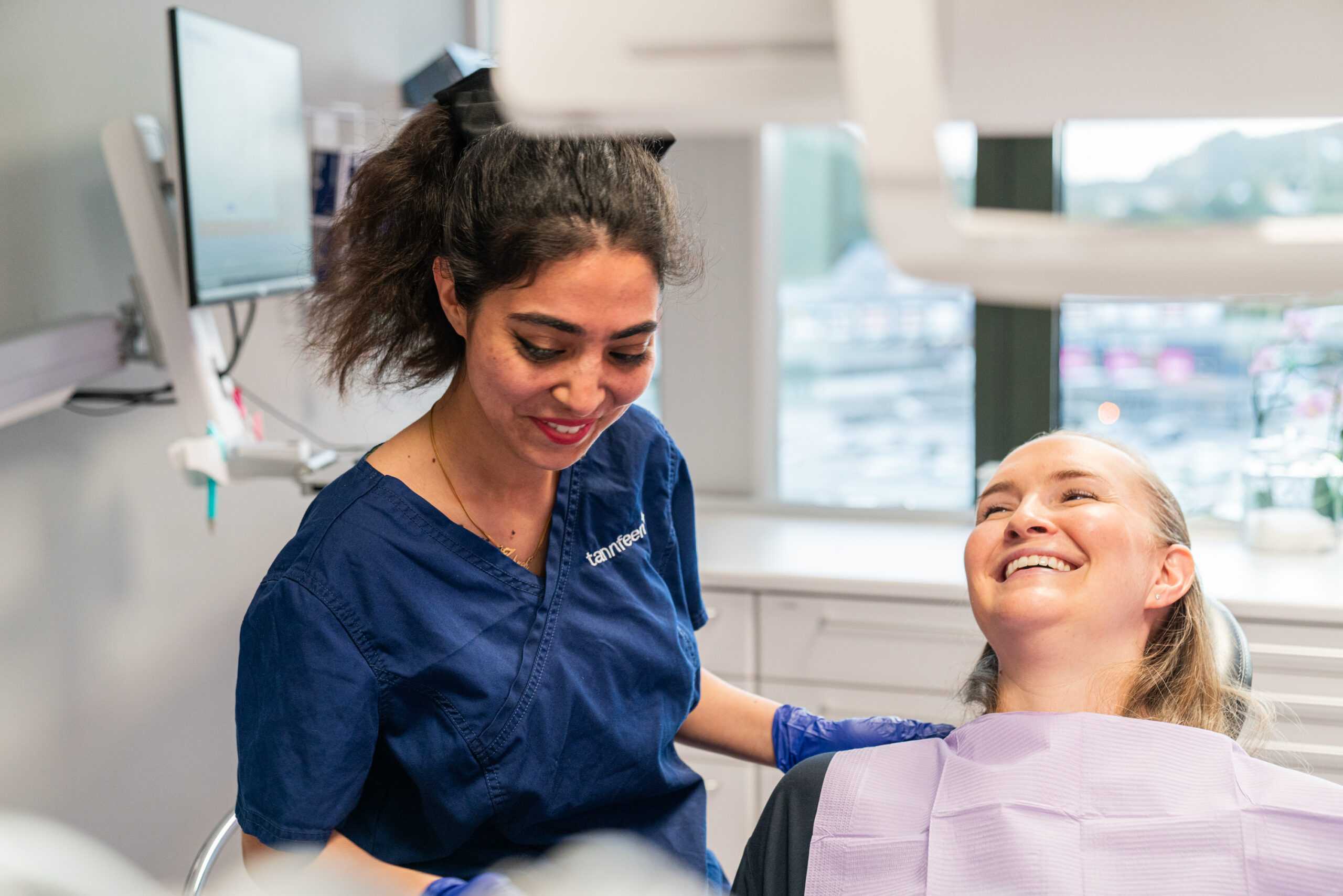 Tannpleieren gir grundig veiledning og forsikrer pasienten om at de vil få omsorgsfull behandling.