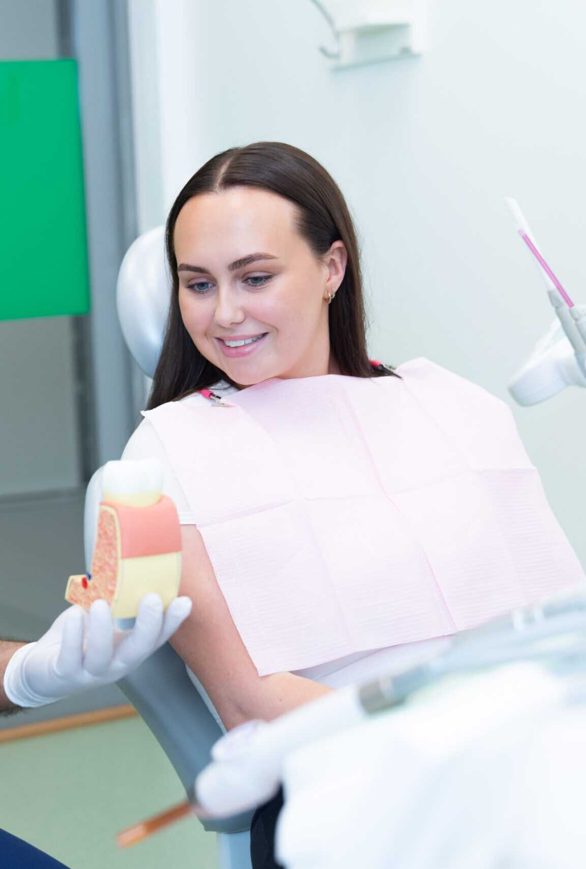 Tannpleier viser hvordan visdomstann sitter i tannkjøtt