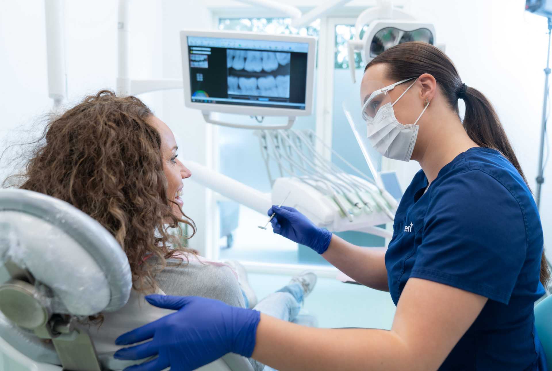 tannlege snakker med pasienten før undersøkelse