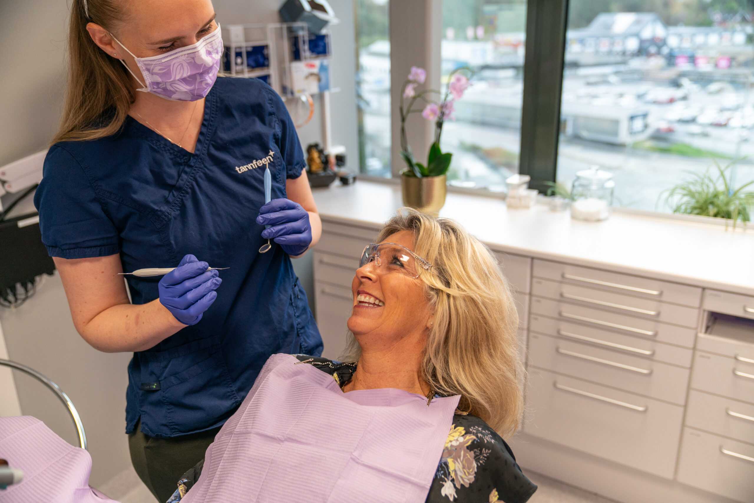 Tannpleier deler informasjon om prosessen med å trekke visdomstann med en pasient